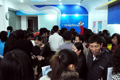 Many pre-paid mobile subscribers at a VinaPhone registration counter to register their details on December 31. (Photo: VnExpress)